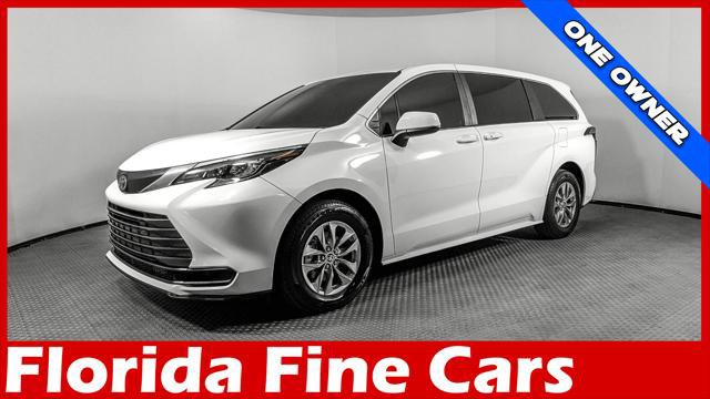 Used 2024 Toyota Sienna LE FWD image 1