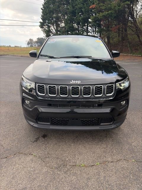 Used 2024 Jeep Compass Latitude image 2