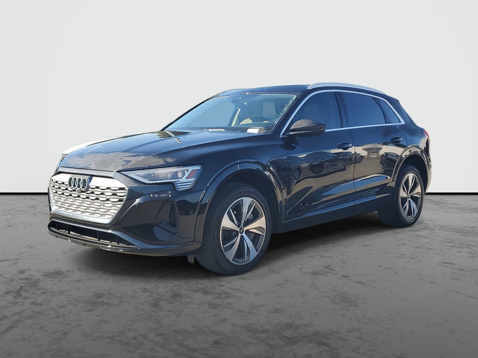 Used 2024 Audi Q8 e-tron Premium Plus w/ Premium Plus Package image 2