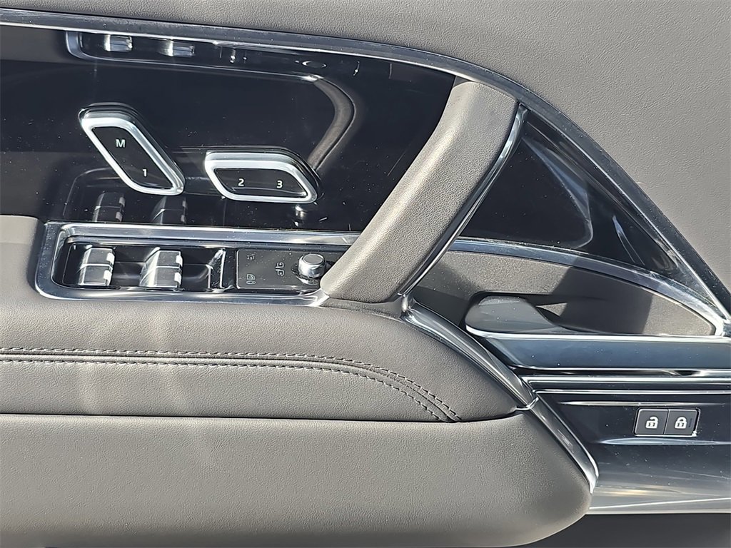 Certified 2025 Land Rover Range Rover SE image 29