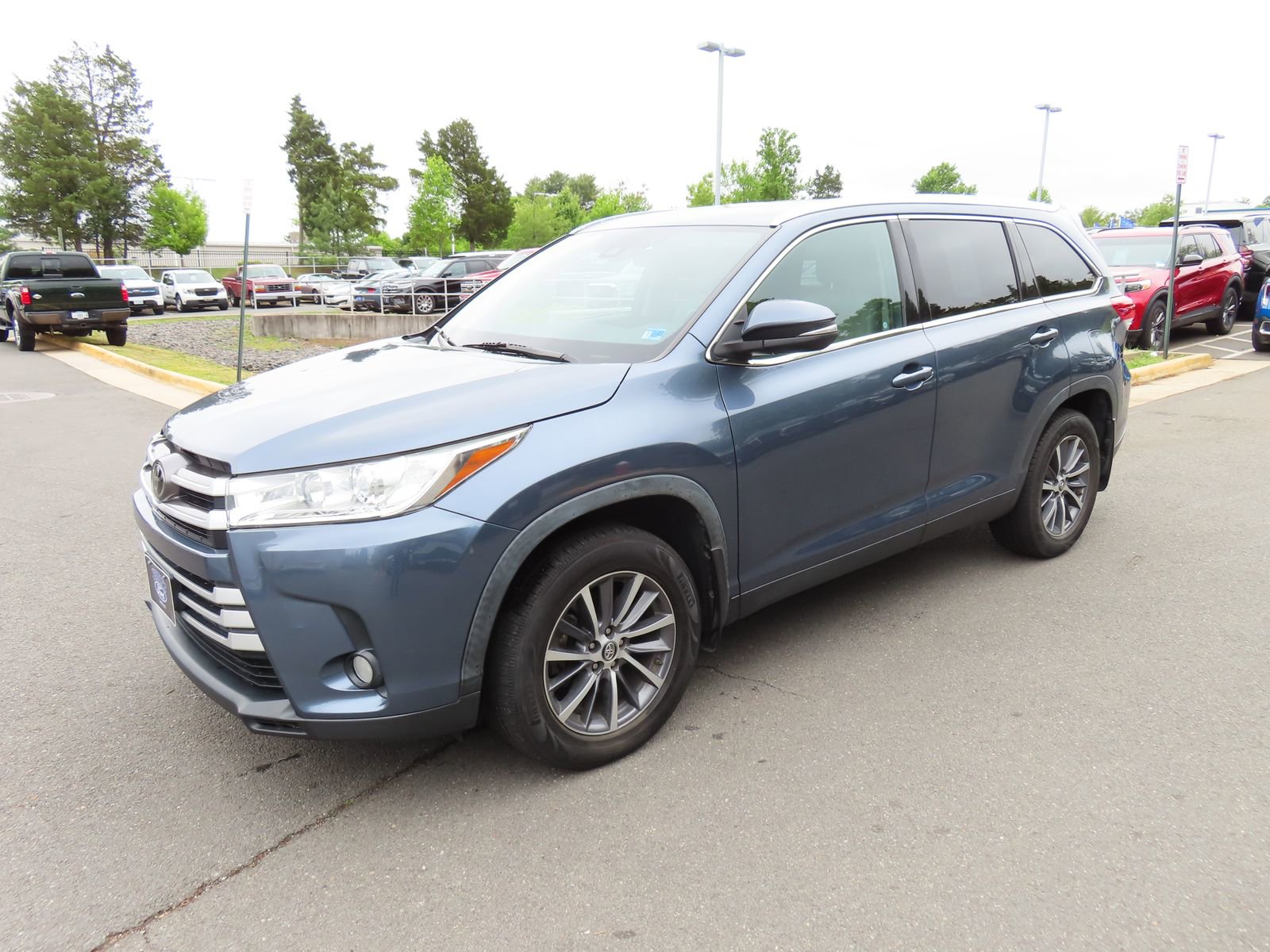 Used 2019 Toyota Highlander XLE AWD/4WD image 3