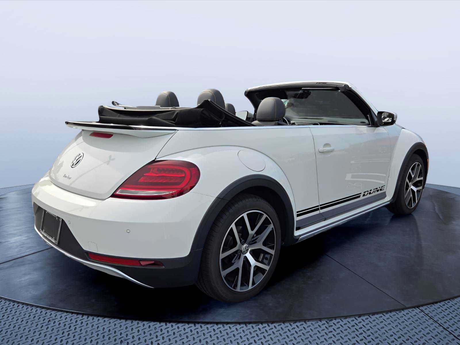 Used 2018 Volkswagen Beetle 2.0T Dune FWD image 3