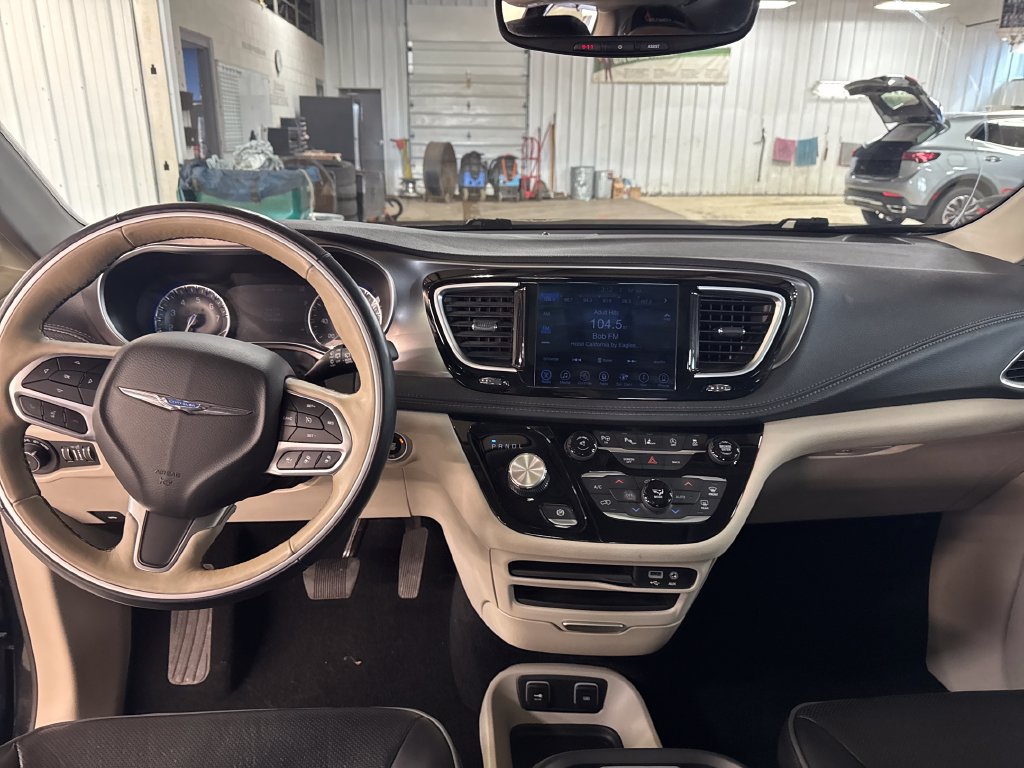Used 2017 Chrysler Pacifica Limited FWD image 17