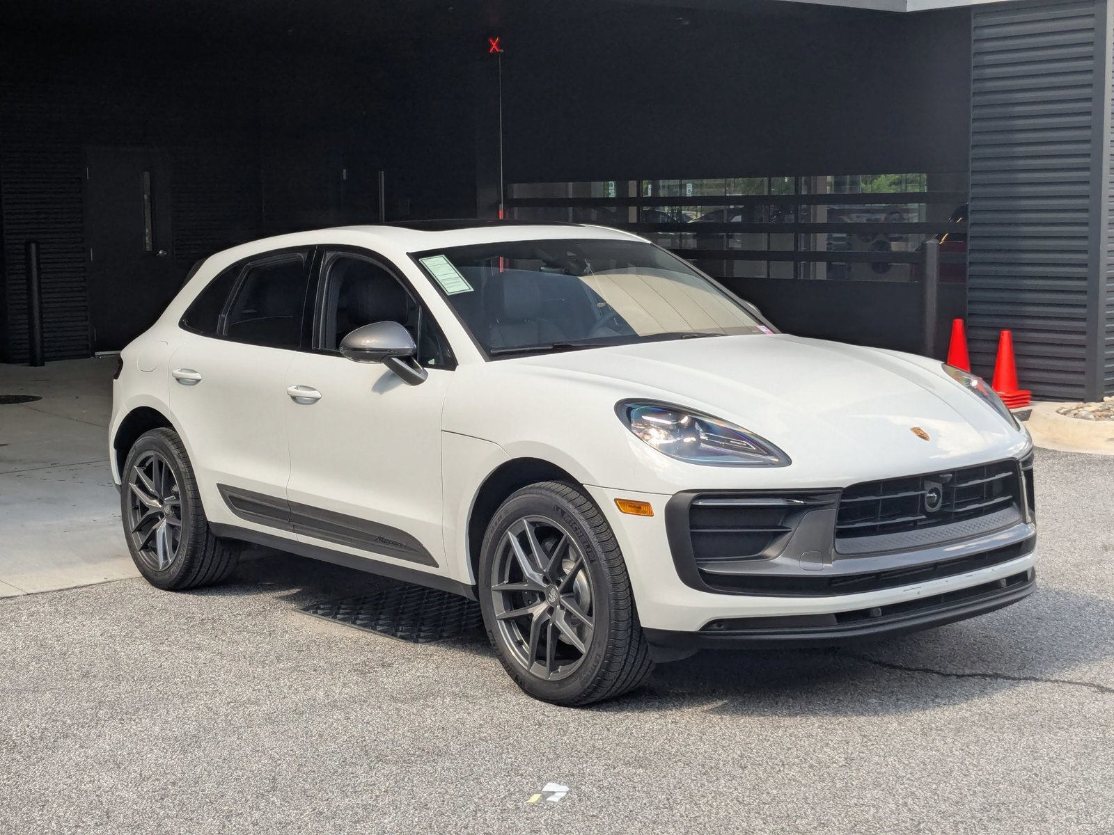 Certified 2025 Porsche Macan Turbo image 7