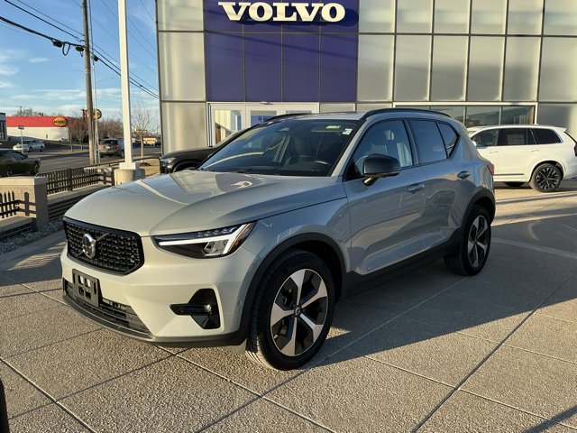 Used 2025 Volvo XC40 B5 Plus image 1