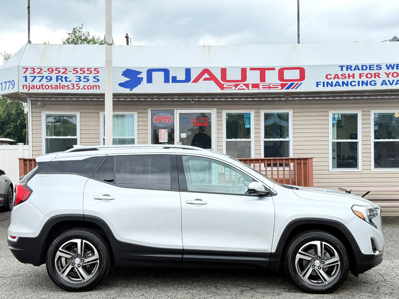 Used 2021 GMC Terrain SLT image 3