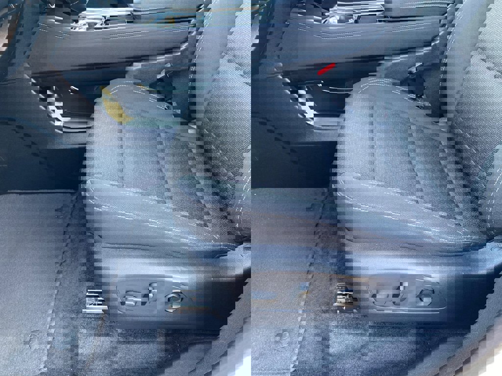 Used 2025 Chevrolet Traverse LT image 30