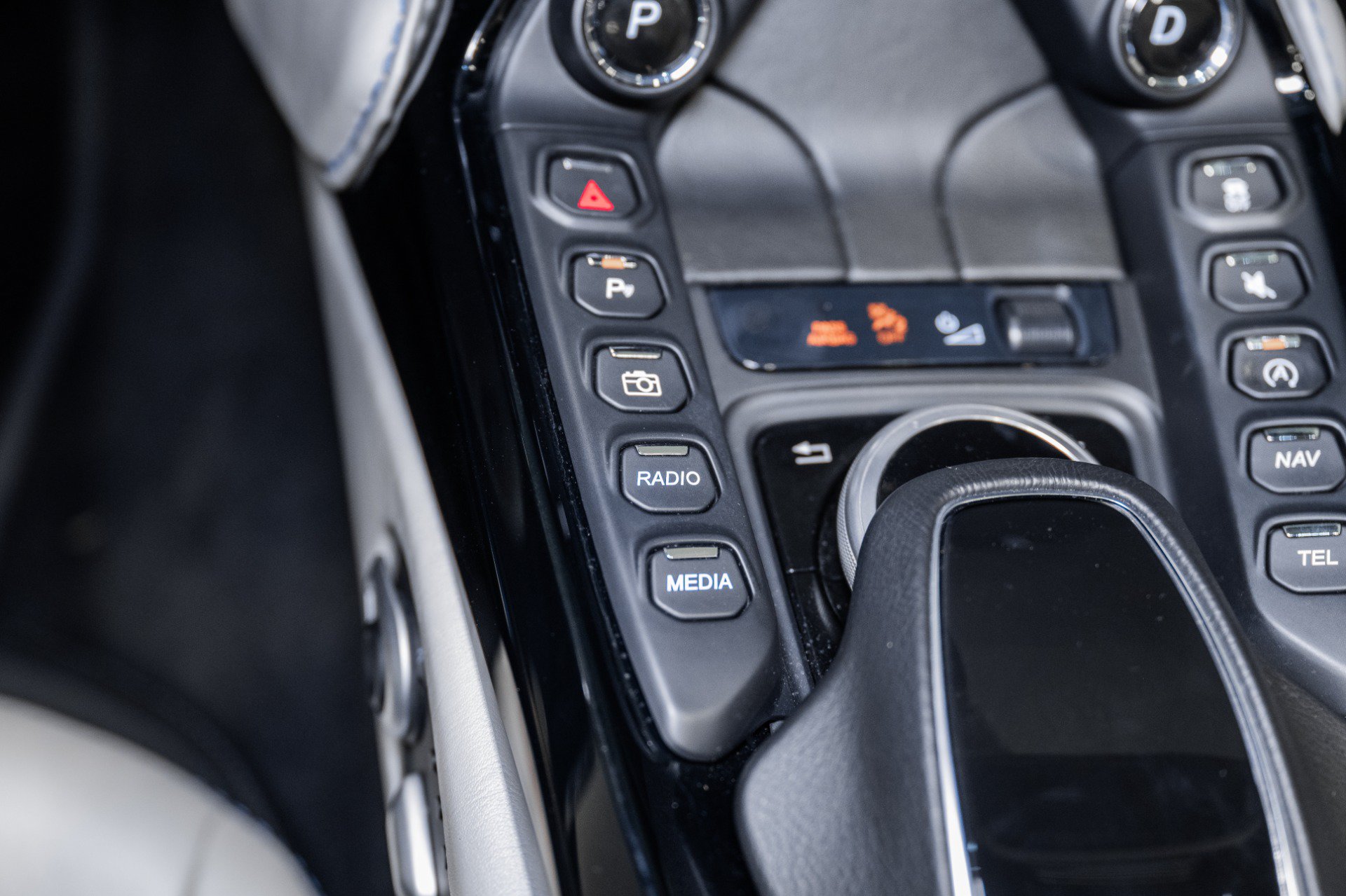 Used 2021 Aston Martin V8 Vantage Roadster RWD image 33