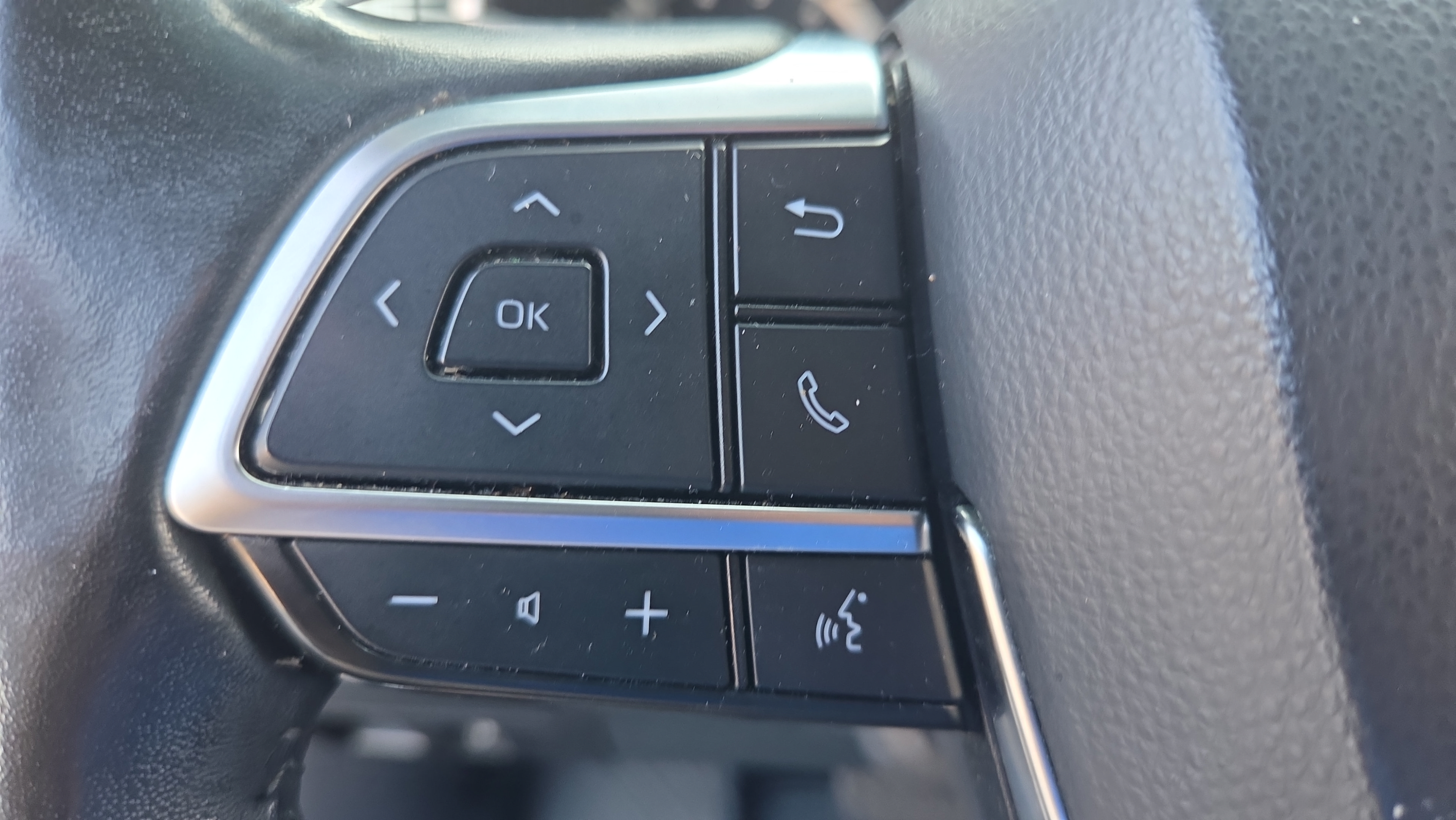 Used 2021 Toyota Highlander XLE FWD image 25