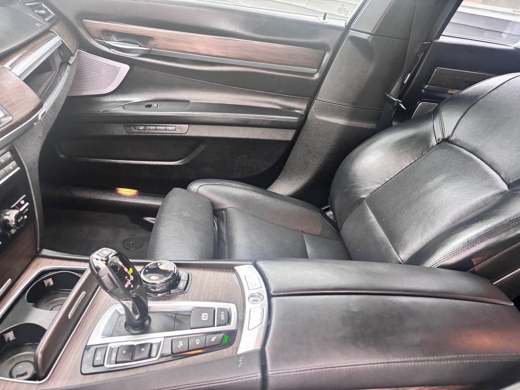 Used 2015 BMW 750Li xDrive image 17