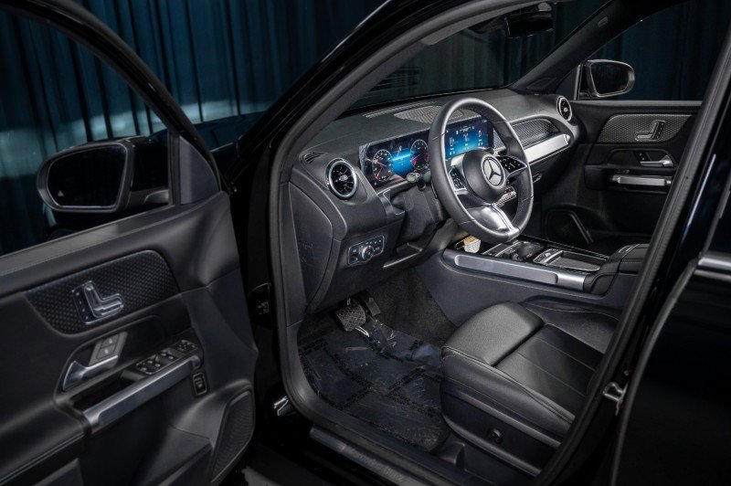 New 2025 Mercedes-Benz GLB 250 image 10