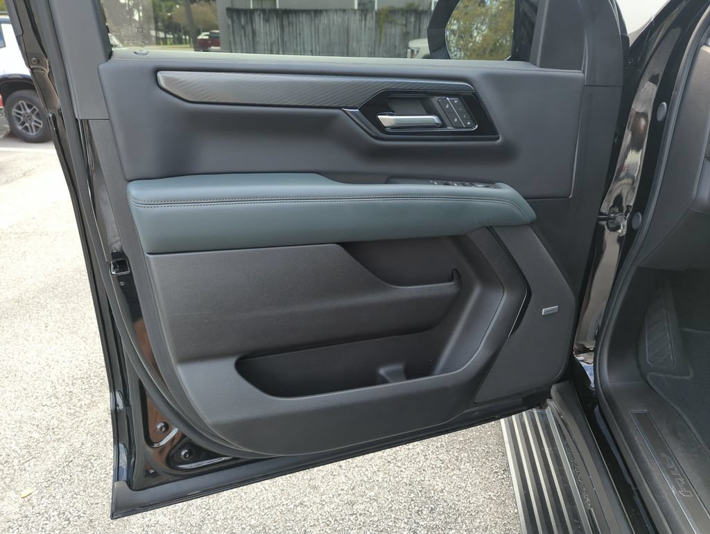 Used 2025 GMC Yukon AT4 w/ AT4 Premium Package AWD/4WD image 17