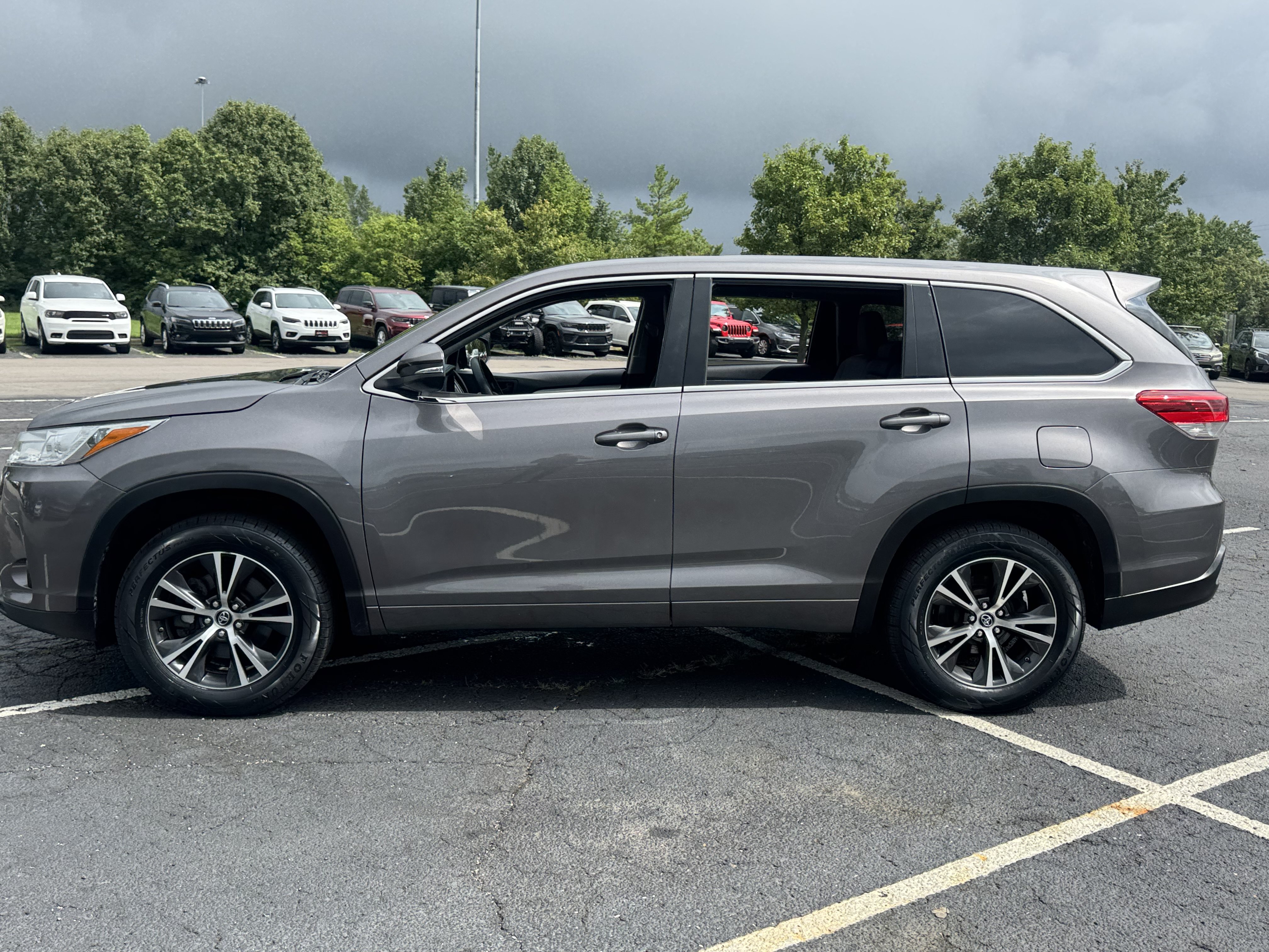 Used 2018 Toyota Highlander LE FWD image 7