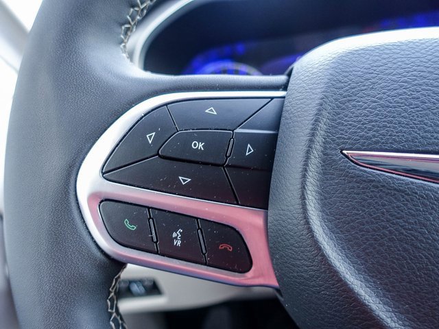 Used 2023 Chrysler Pacifica Touring-L image 25