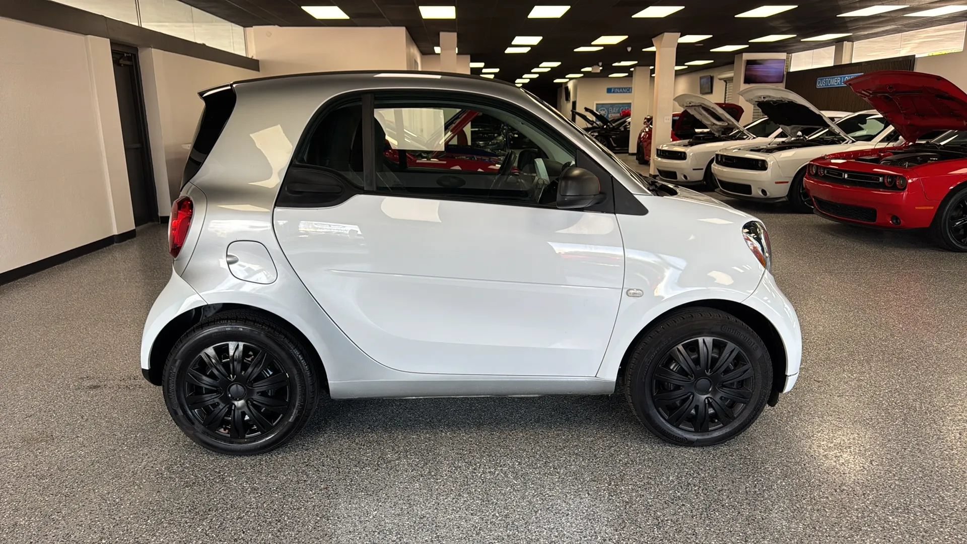Used 2017 smart fortwo pure RWD image 6