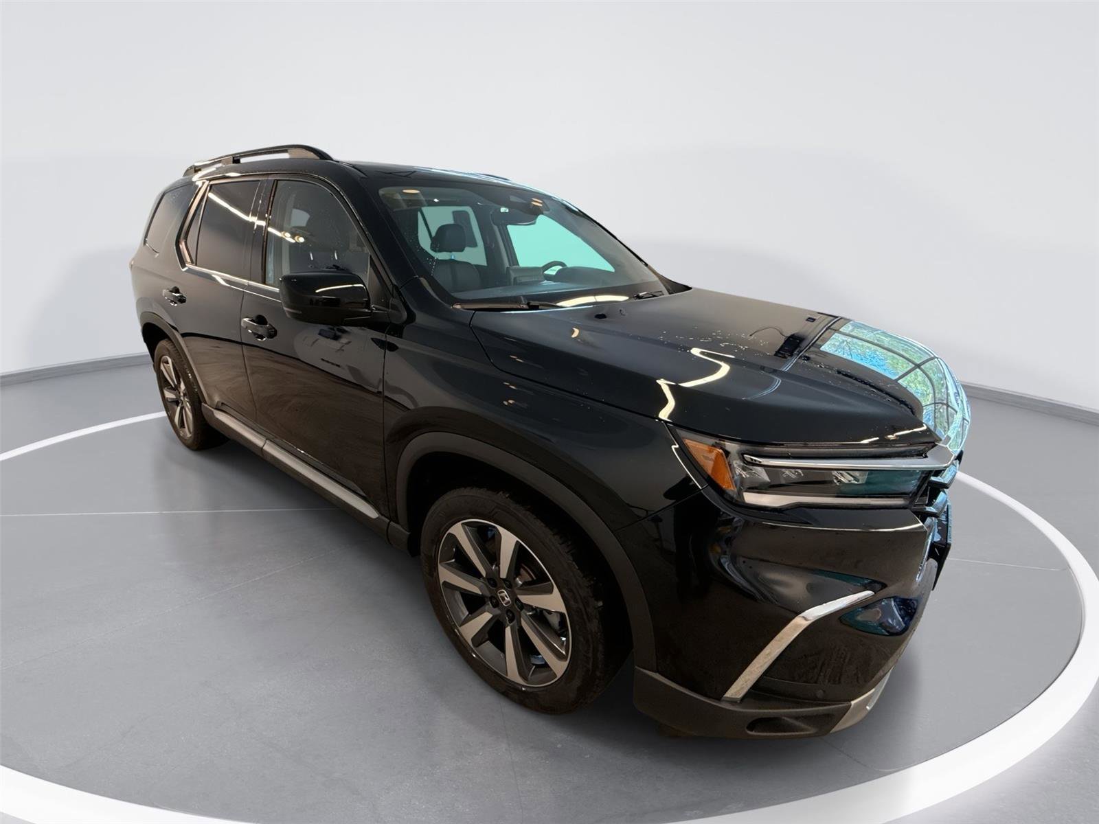 Used 2025 Honda Pilot Touring image 1