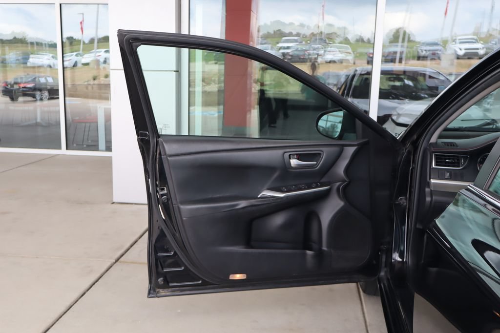Used 2015 Toyota Camry SE FWD image 12