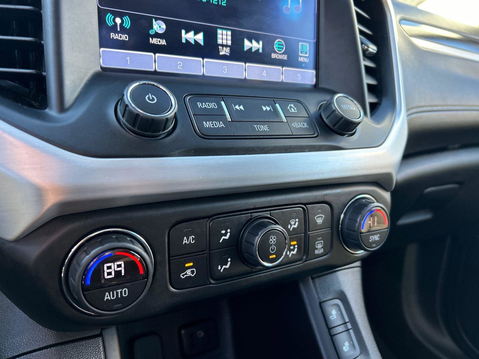 Used 2019 GMC Acadia SLT image 19