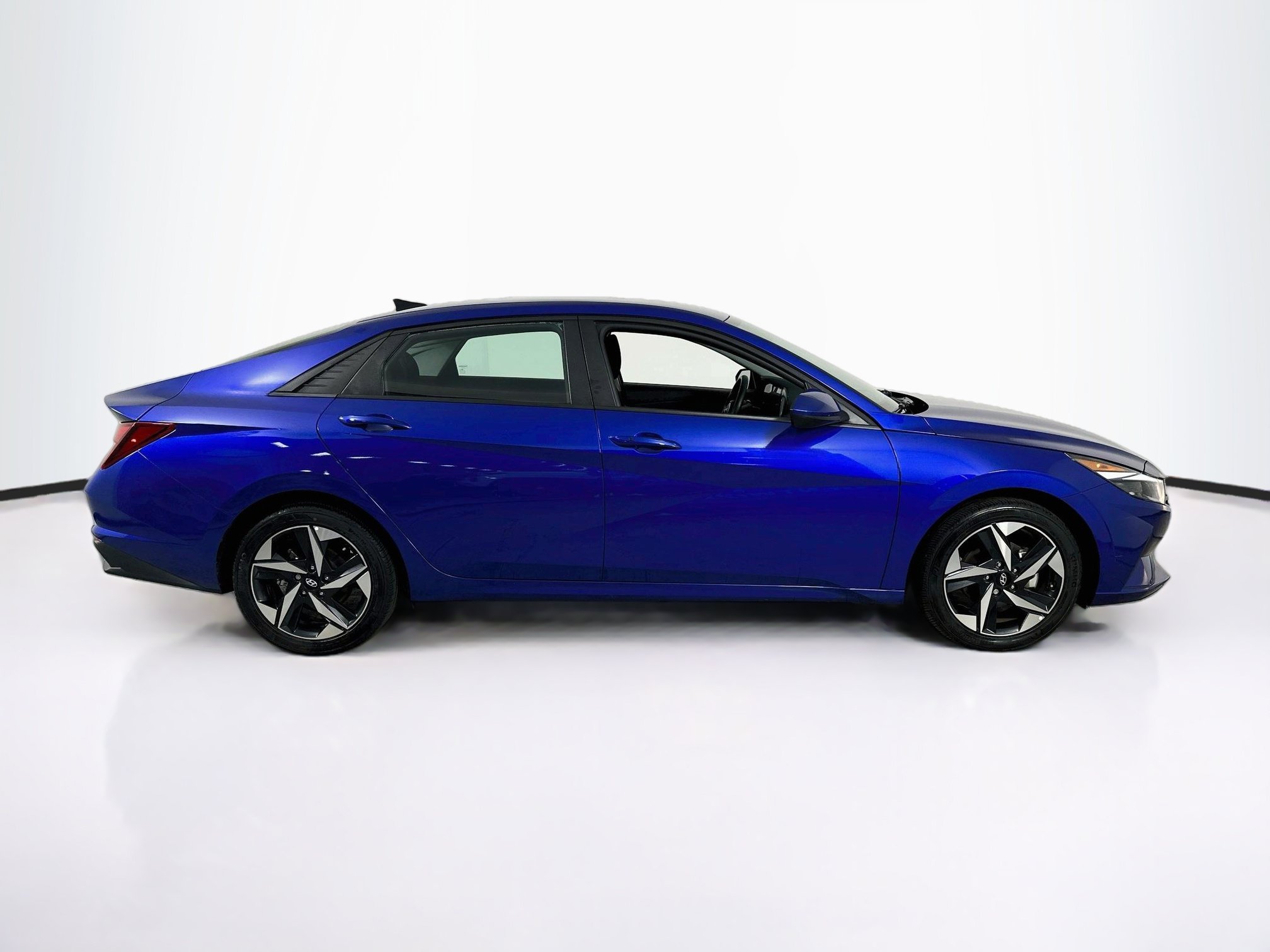Used 2023 Hyundai Elantra SEL w/ Convenience Package FWD image 4