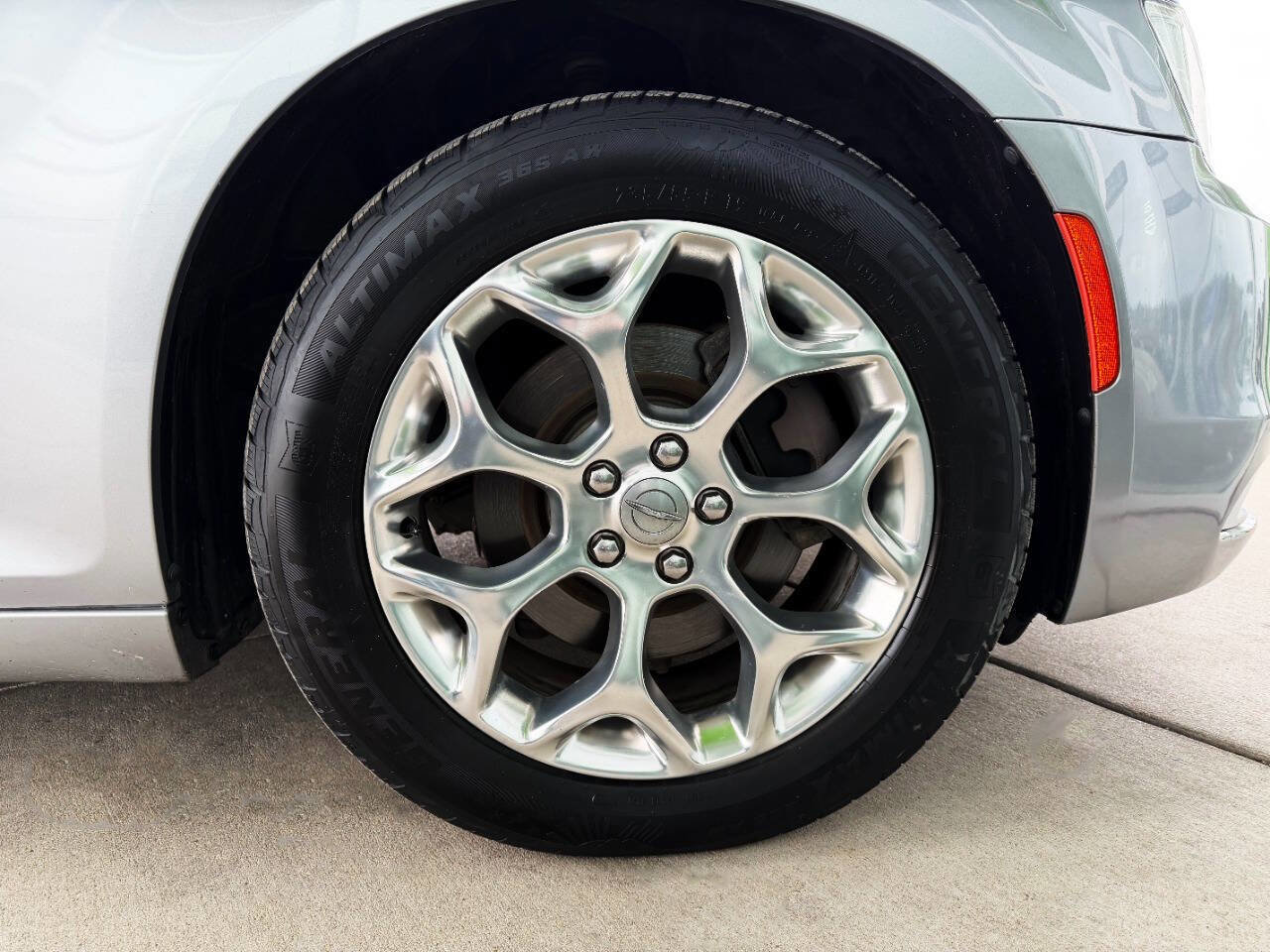 Used 2017 Chrysler 300 C Platinum image 46