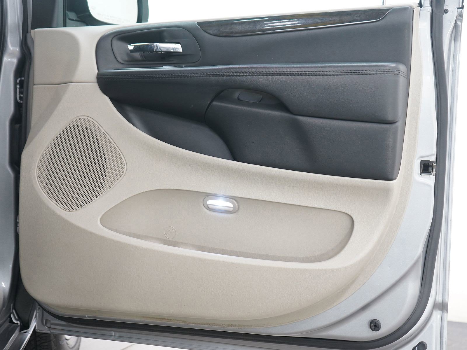 Used 2018 Dodge Grand Caravan SE w/ Rear Park Assist Package image 11