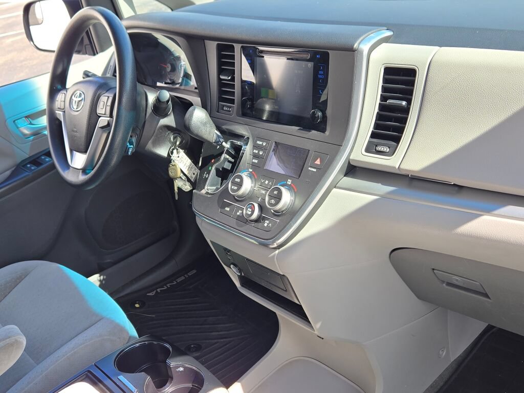 Used 2015 Toyota Sienna LE FWD image 5