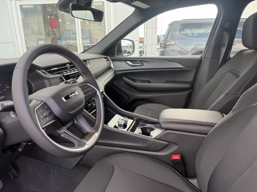 New 2026 Jeep Grand Cherokee Laredo RWD image 4