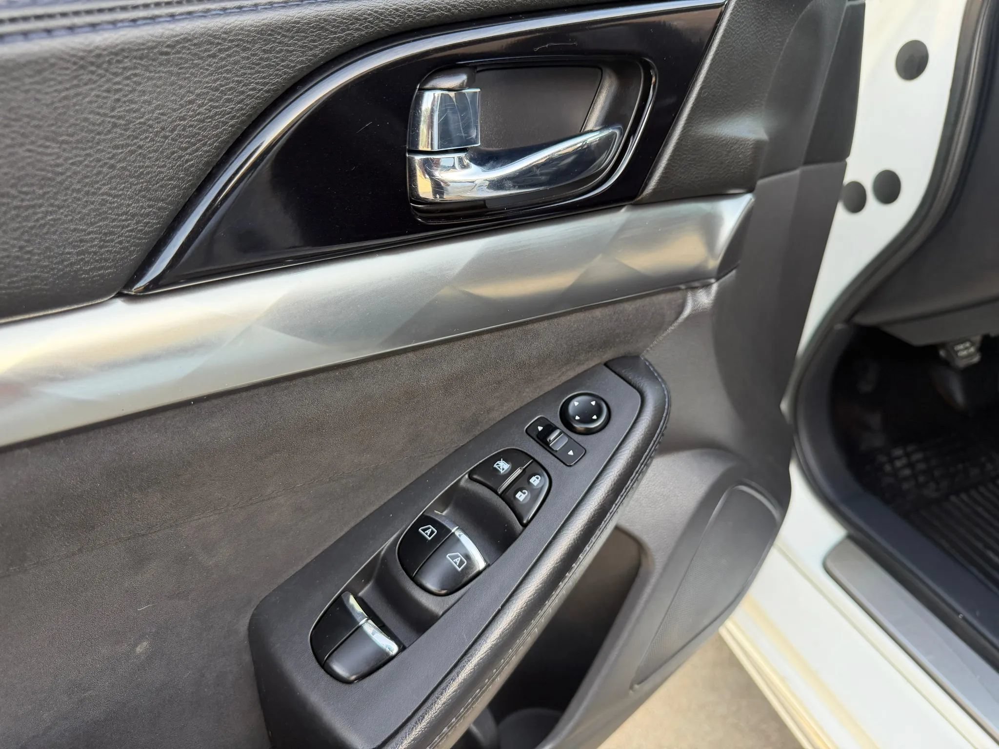 Used 2016 Nissan Maxima SR w/ Interior Lighting Package FWD image 14