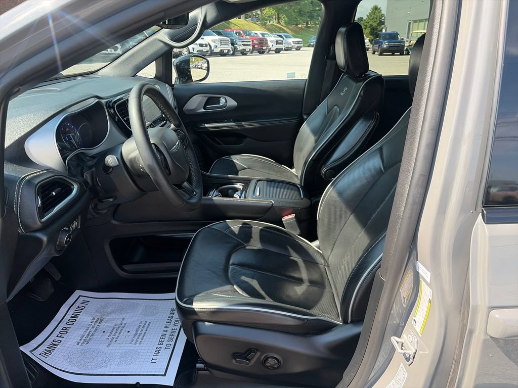 Used 2025 Chrysler Pacifica Limited FWD image 10