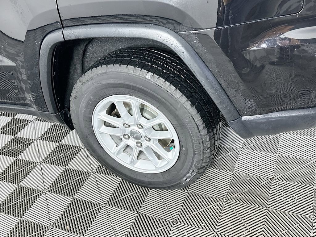 Used 2019 Jeep Grand Cherokee Laredo image 37