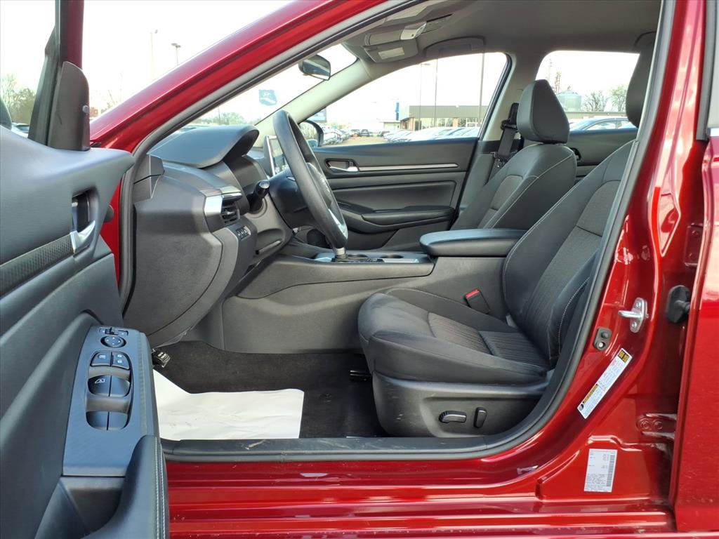 Used 2025 Nissan Altima 2.5 SV image 14