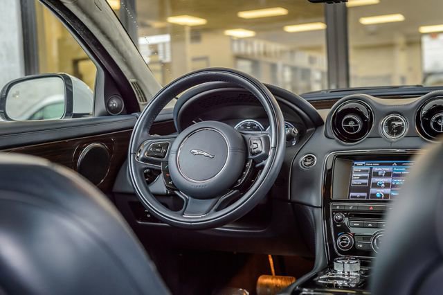 Used 2015 Jaguar XJ L Portfolio image 33