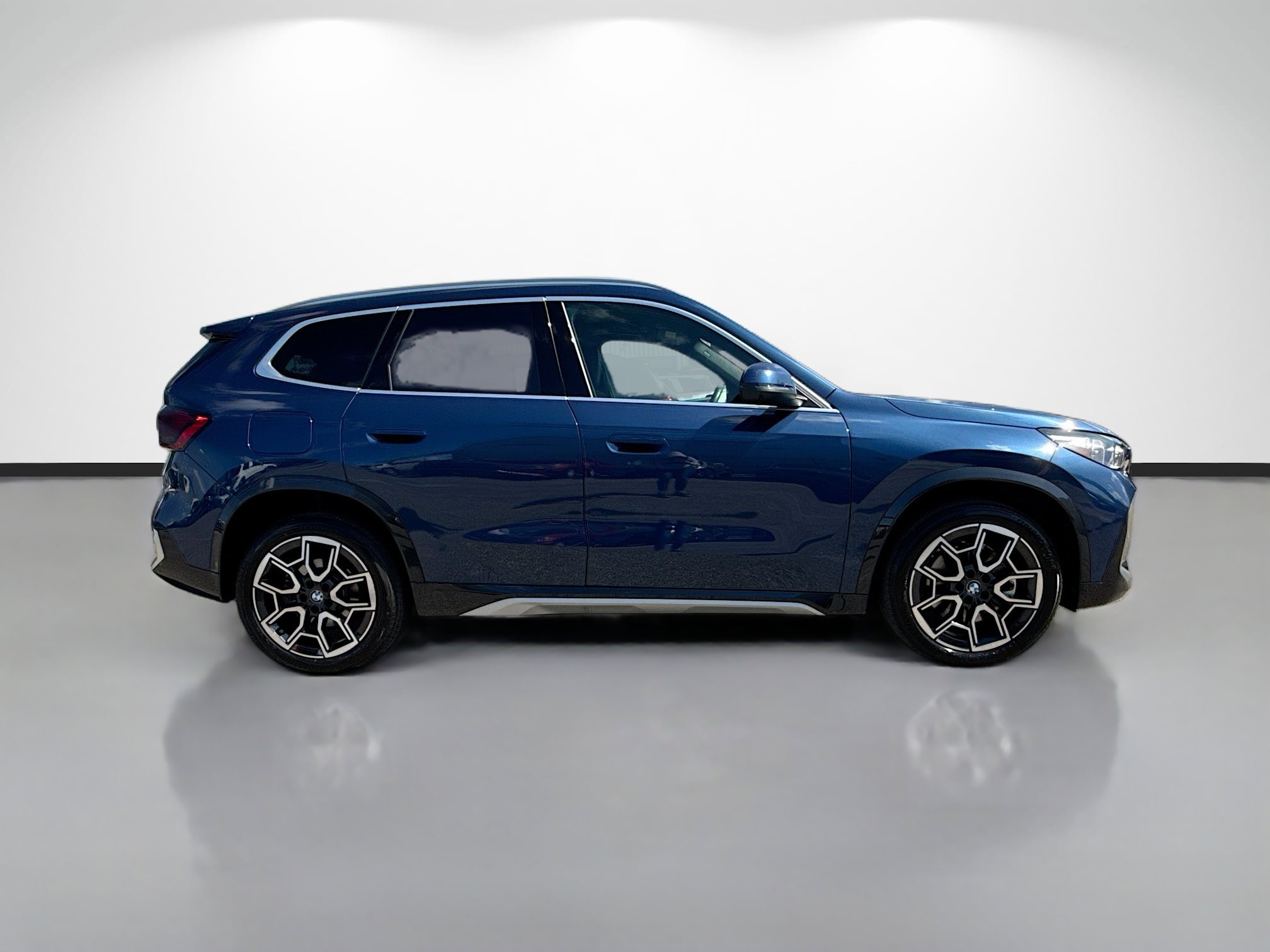 Used 2025 BMW X1 xDrive28i AWD/4WD image 2