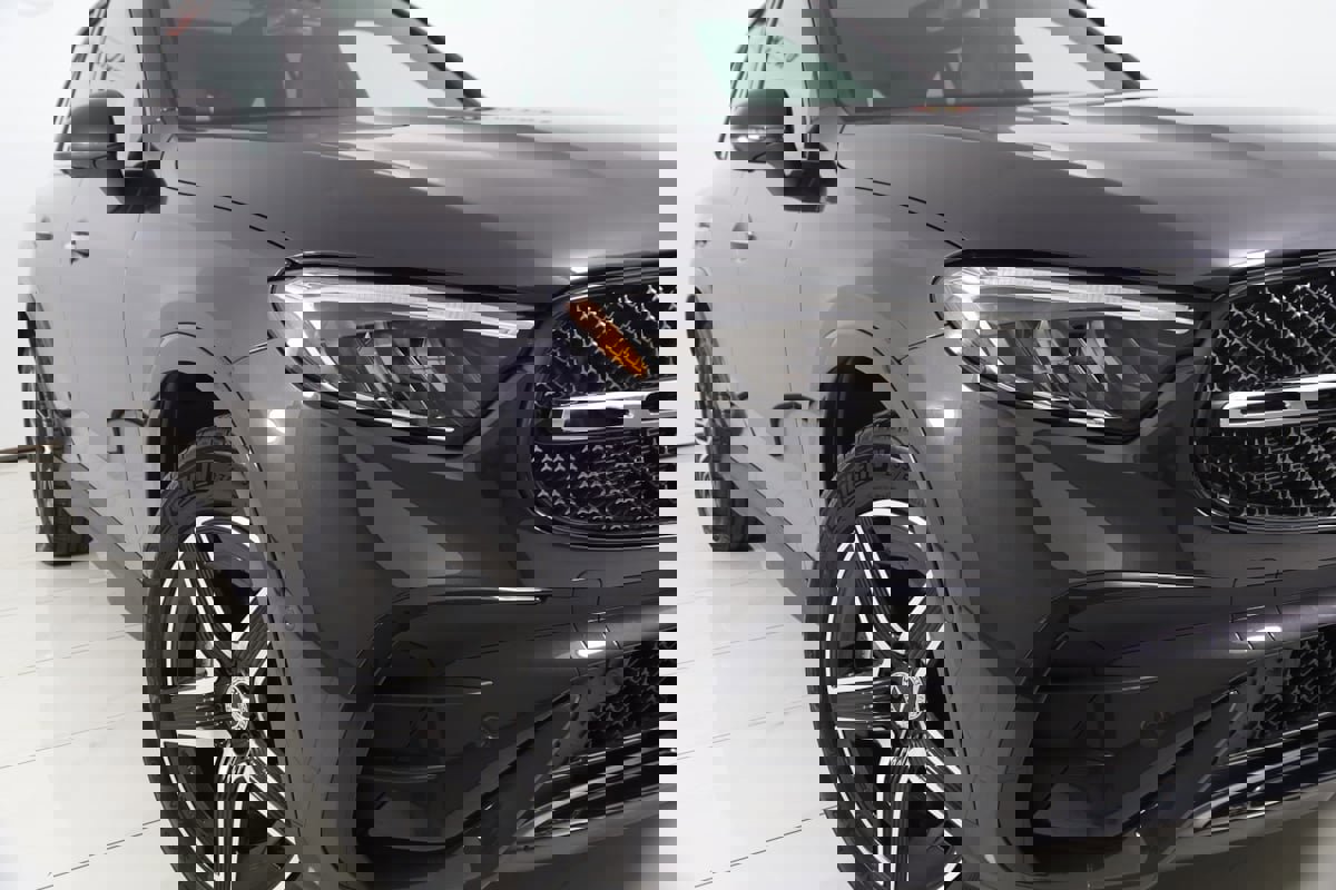 Used 2025 Mercedes-Benz GLC 300 4MATIC SUV image 19