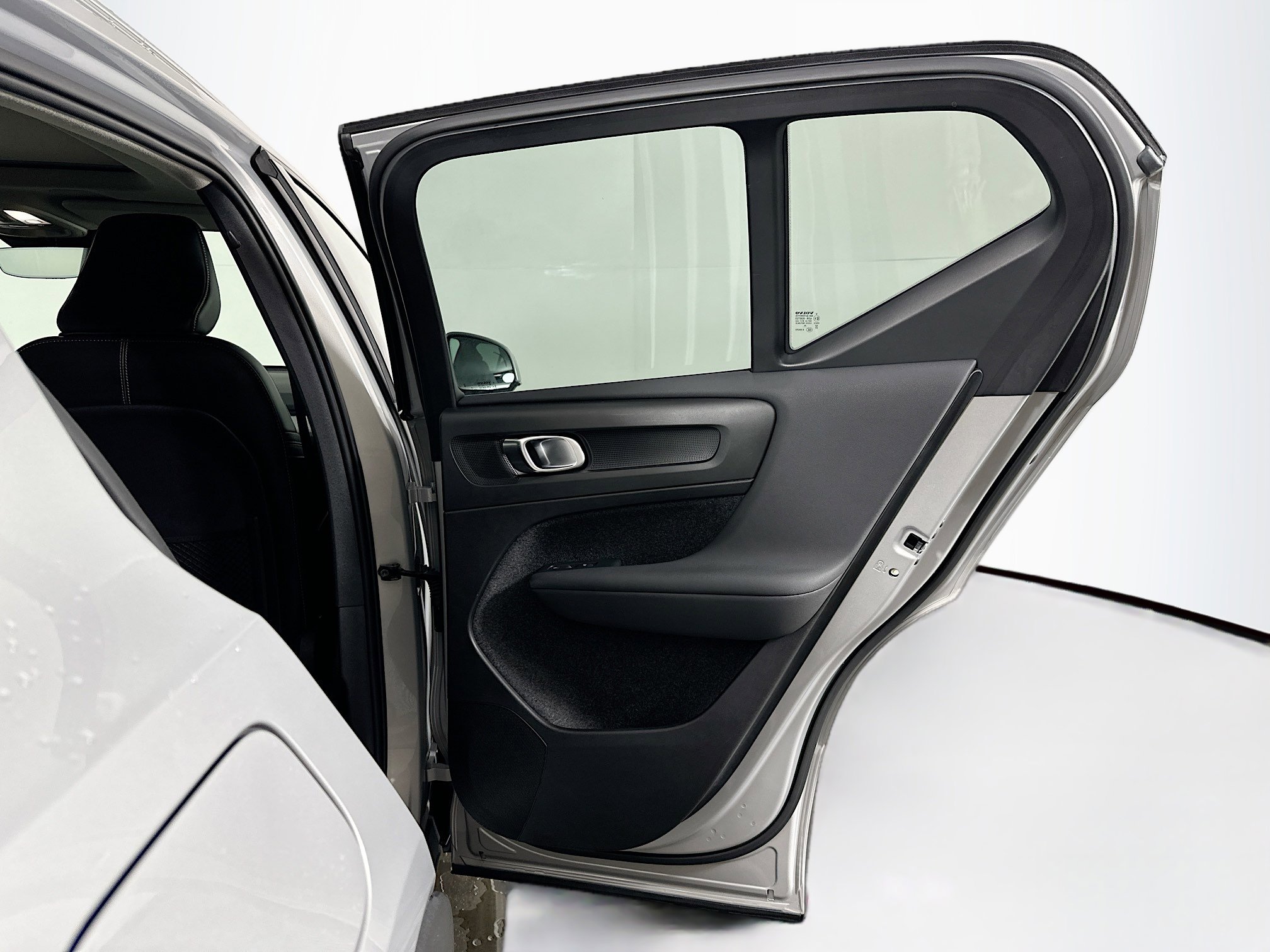 Used 2025 Volvo XC40 B5 Plus image 32