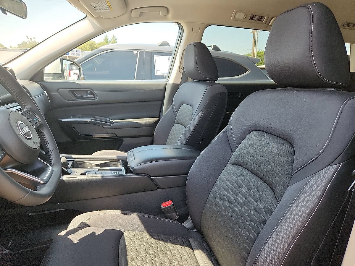 Used 2024 Nissan Pathfinder SV FWD image 8