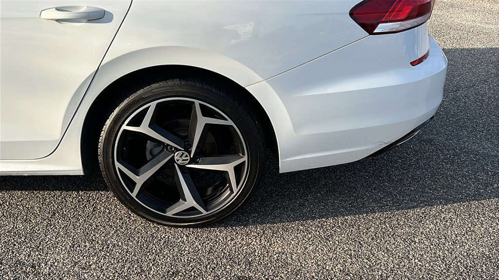 Used 2020 Volkswagen Passat 2.0T R-Line image 9