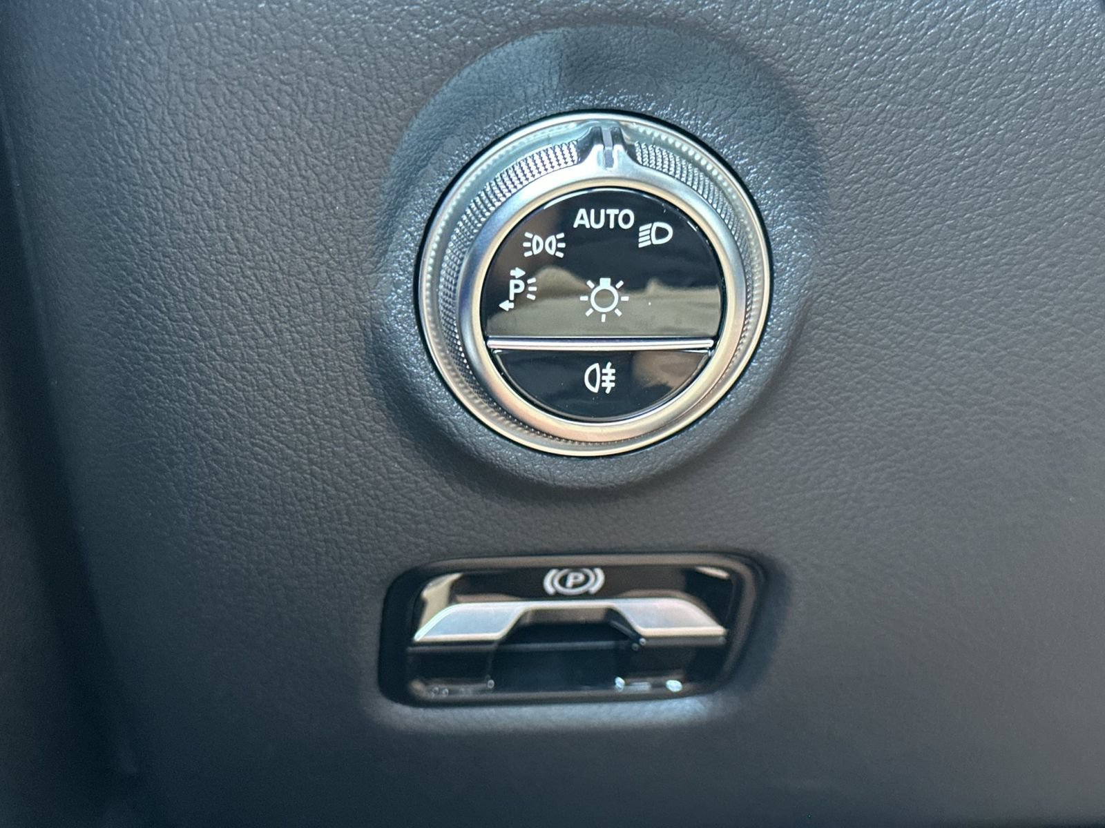 Used 2025 Mercedes-Benz C 300 4MATIC Sedan image 31