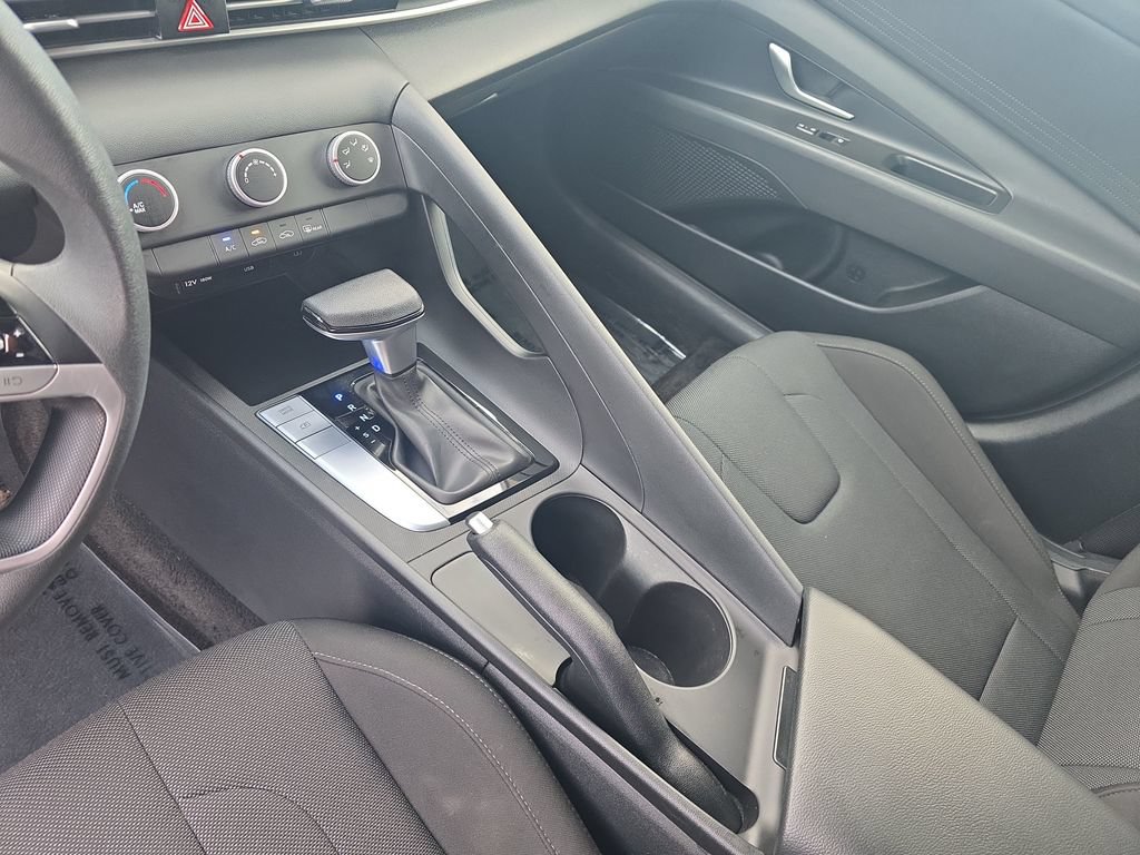 Used 2024 Hyundai Elantra SE FWD image 21