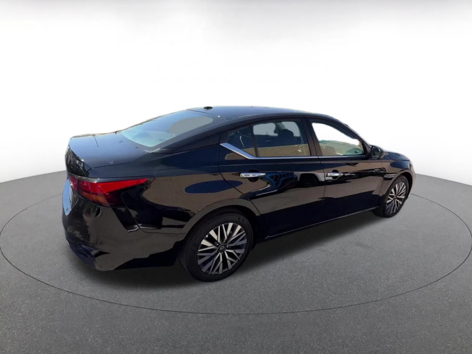 Used 2025 Nissan Altima 2.5 SV FWD image 13