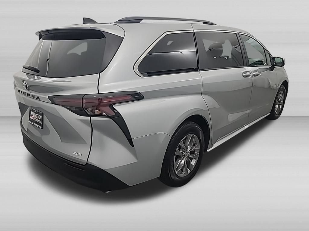 Used 2025 Toyota Sienna XLE FWD image 5