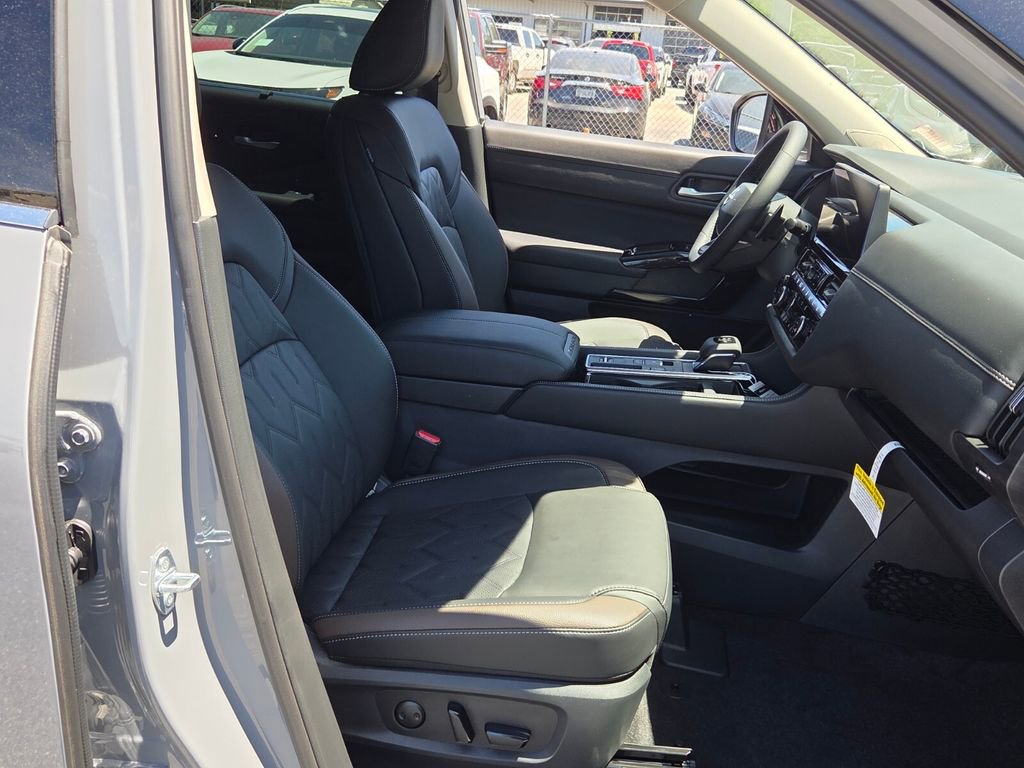 New 2026 Nissan Pathfinder Platinum FWD image 14