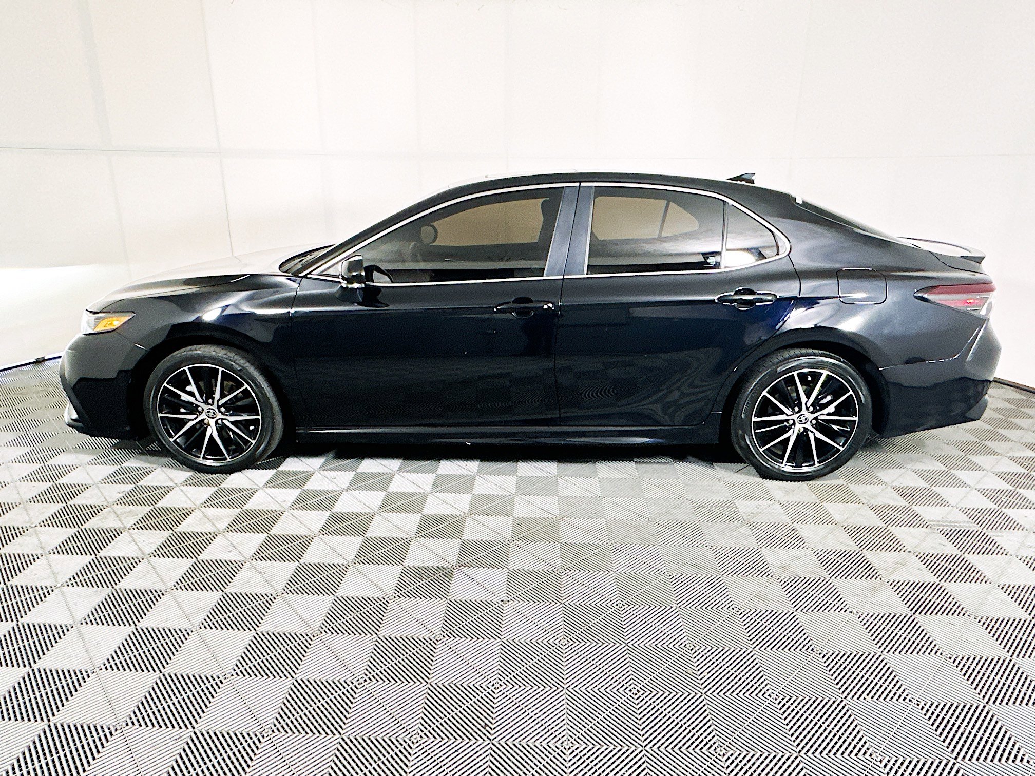 Used 2024 Toyota Camry SE image 6