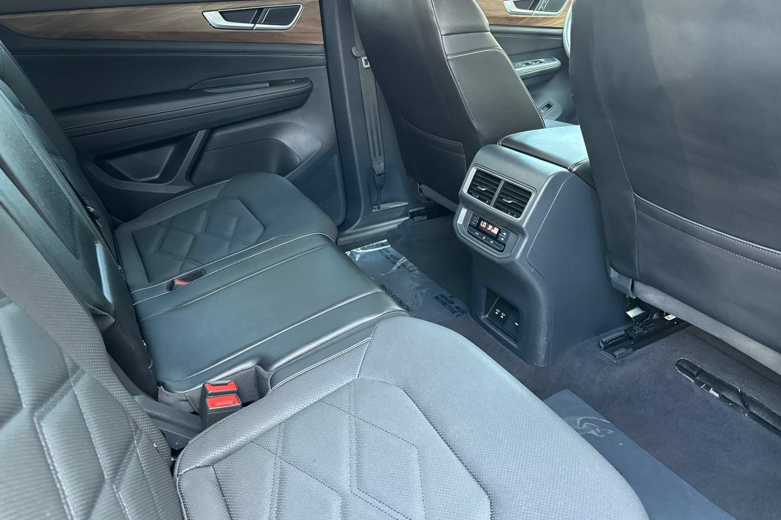 Used 2024 Volkswagen Atlas SE AWD/4WD image 18