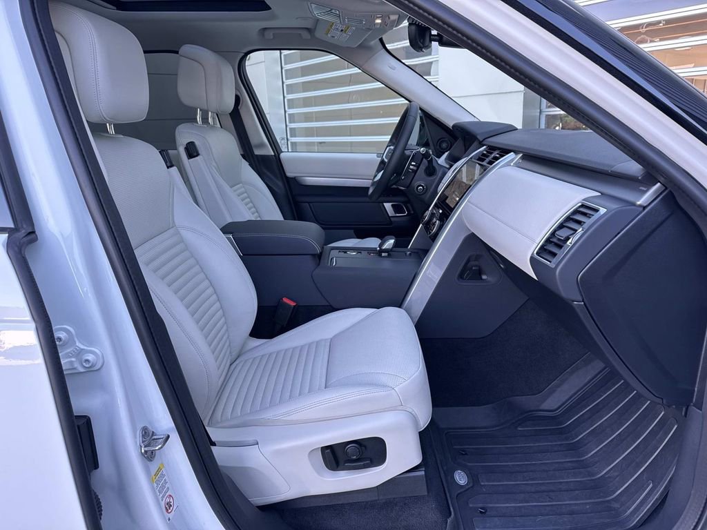 Certified 2025 Land Rover Discovery Dynamic SE AWD/4WD image 9