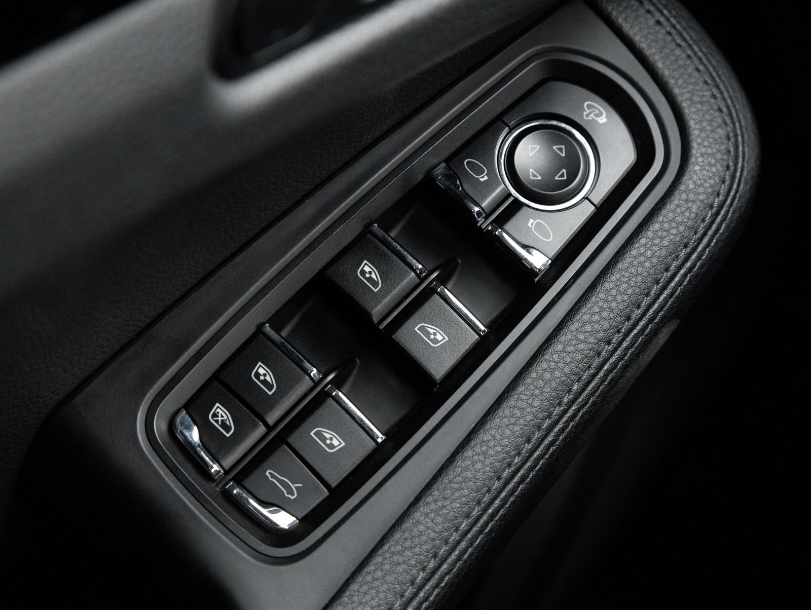 Certified 2023 Porsche Macan S AWD/4WD image 19