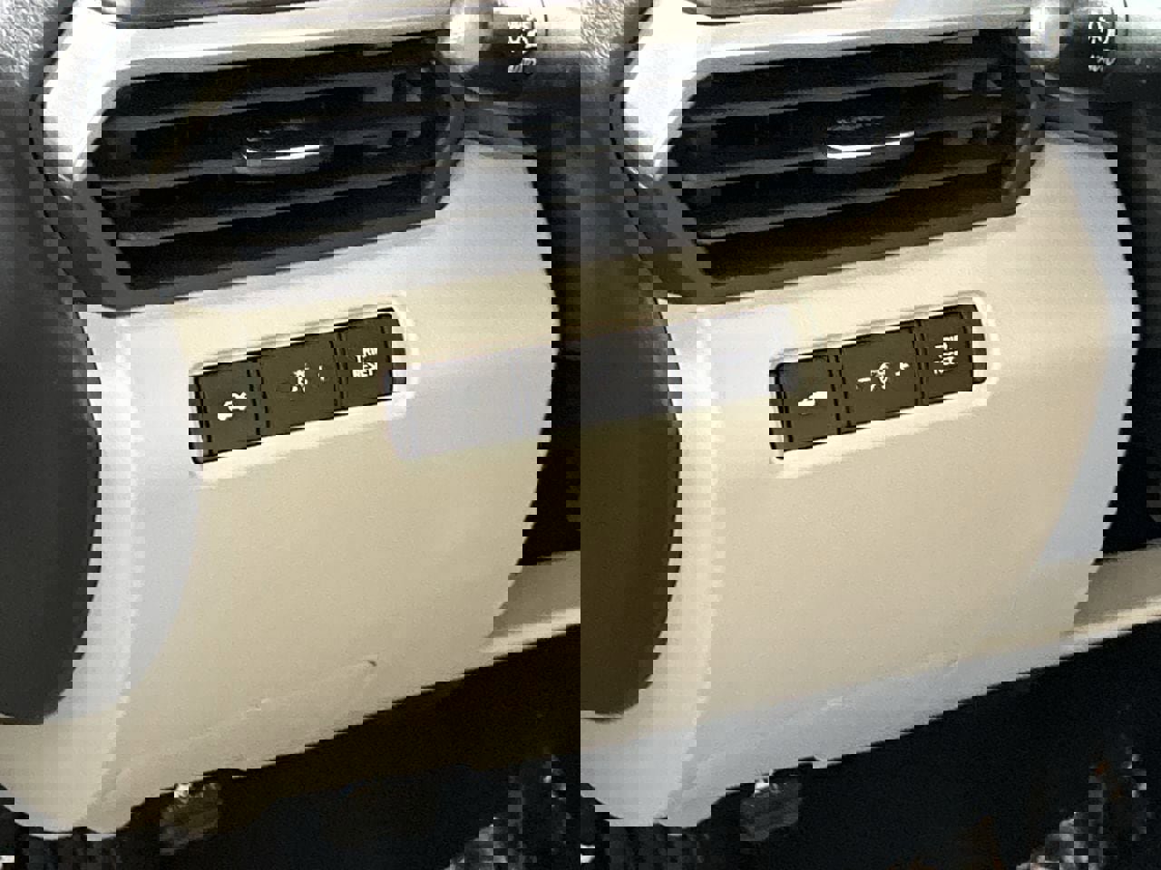 Used 2025 Nissan Altima 2.5 SV image 12