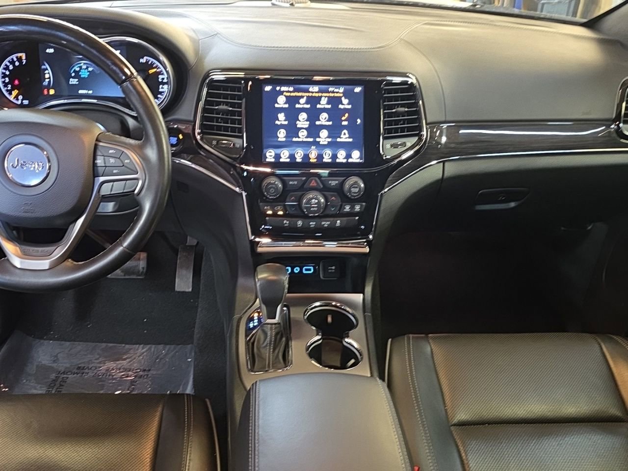 Used 2020 Jeep Grand Cherokee Overland AWD/4WD image 32