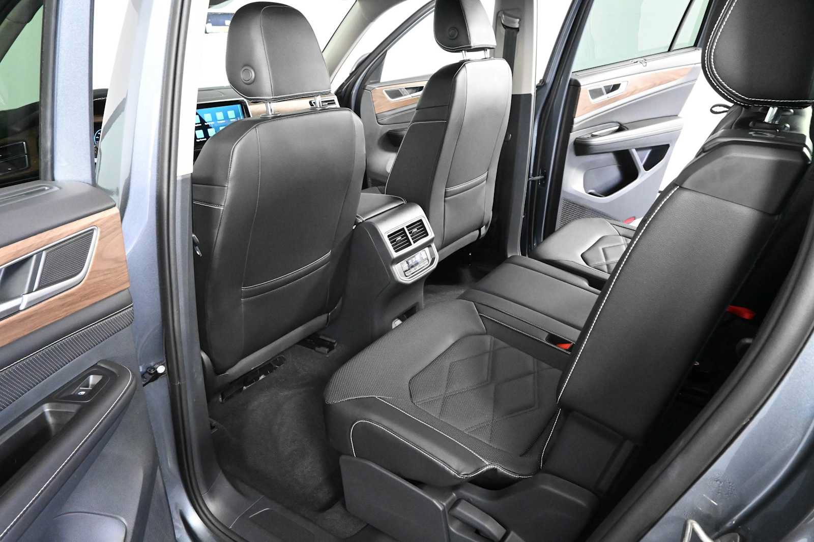Certified 2024 Volkswagen Atlas SE FWD image 12