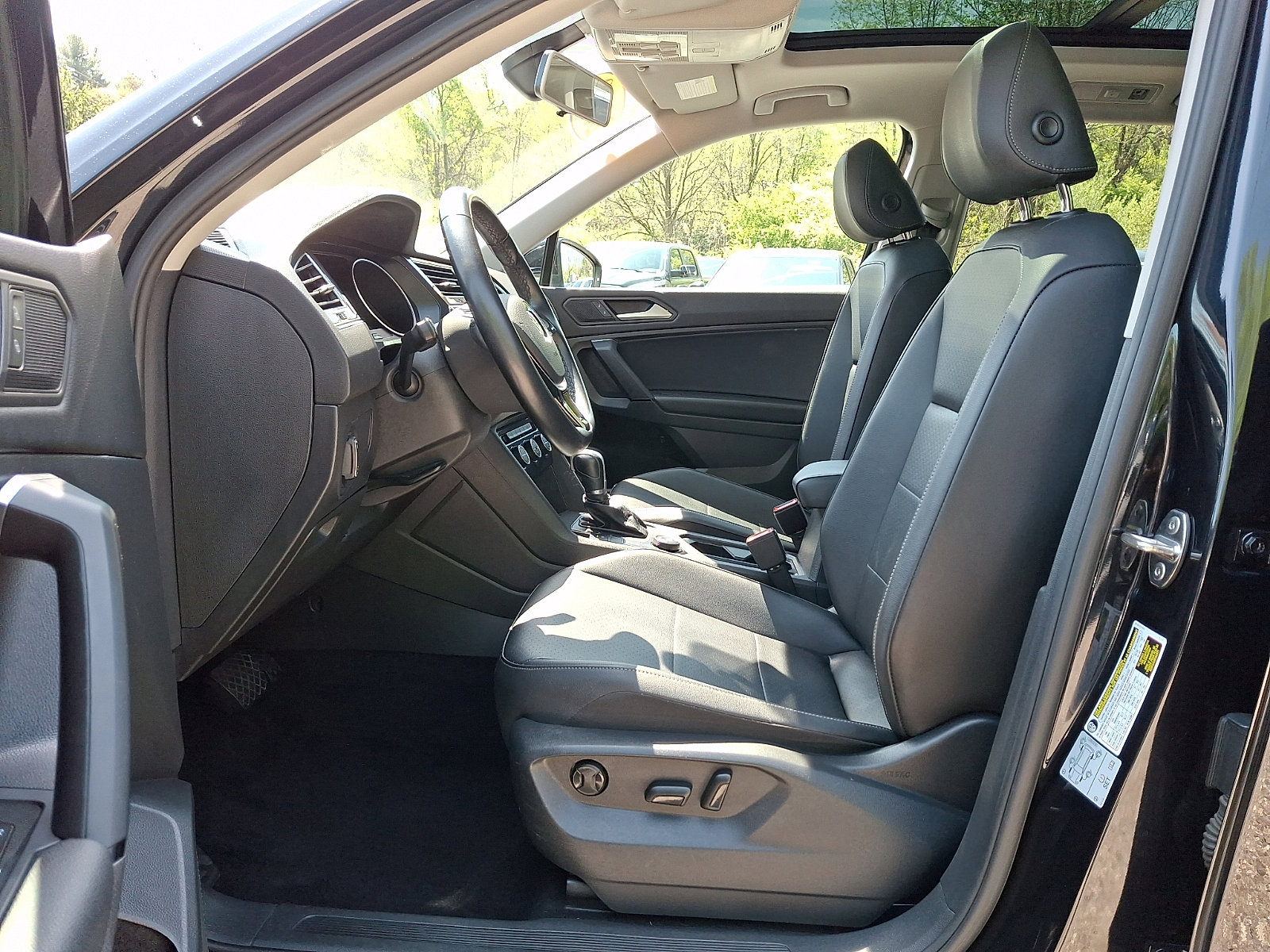 Used 2019 Volkswagen Tiguan SE w/ Panoramic Sunroof Package AWD/4WD image 15